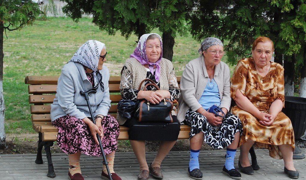 Бабушки у подъезда