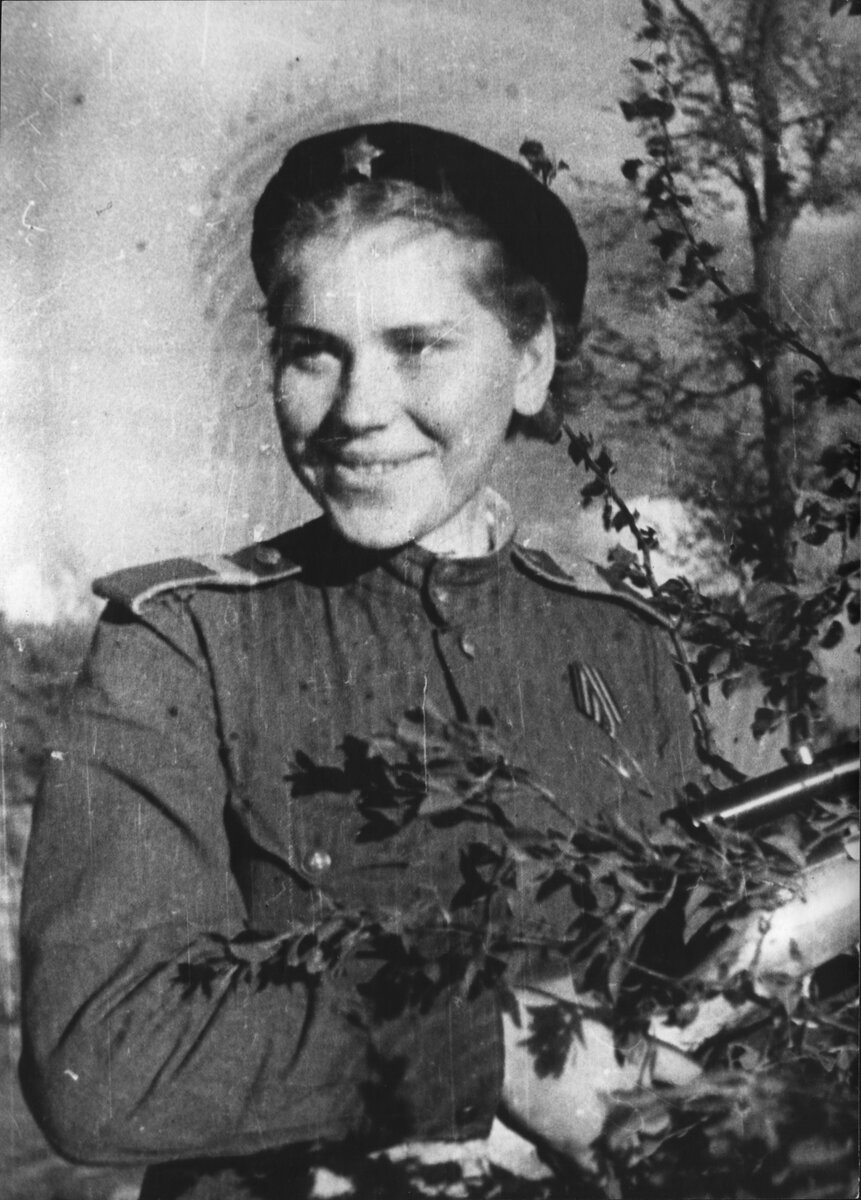 Девушка - снайпер Роза Шанина . 