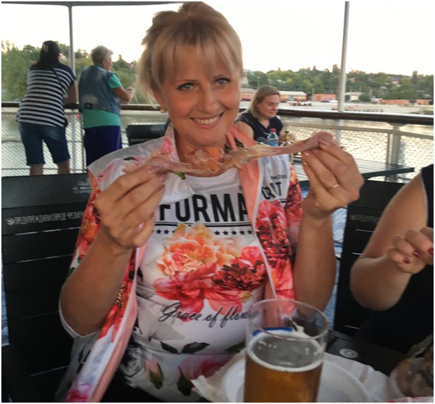 На палубе теплохода. Коллега Марина своей улыбкой освещает  все вокруг.