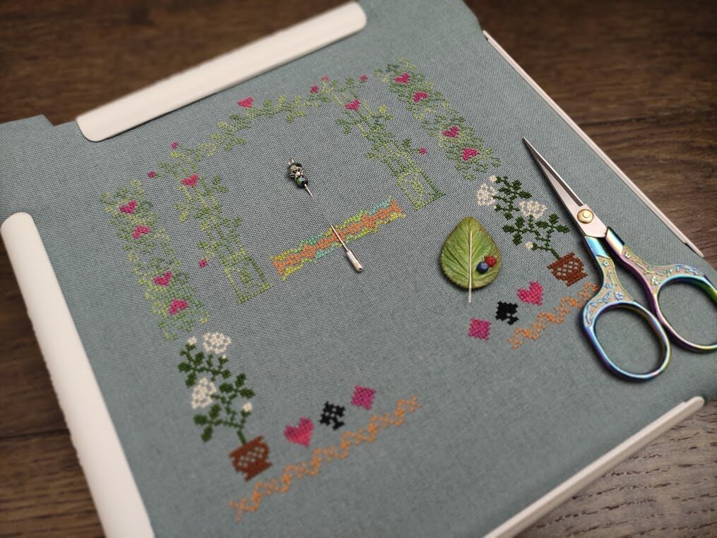 Вышиваю "Алису в стране чудес" от Совиного Леса. Сейчас принимаюсь за 4-ую часть.