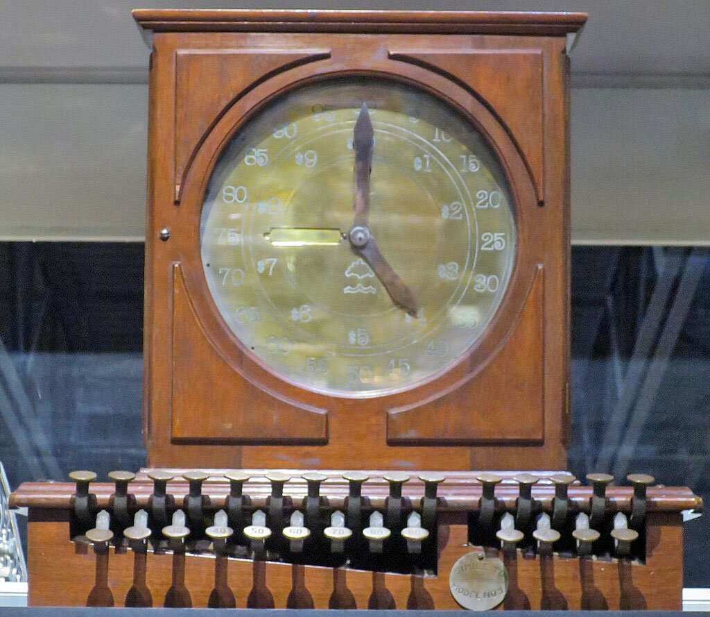 Репродукция Ritty Dial, первого практического кассового аппарата. Источник: wikipedia.org