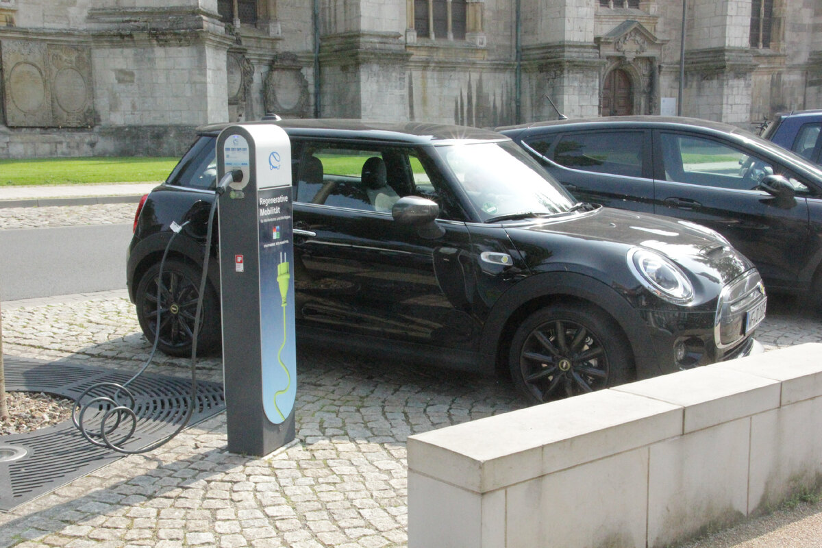 Электромобиль пребывает на заправке, что занимает массу времени. Листайте вправо