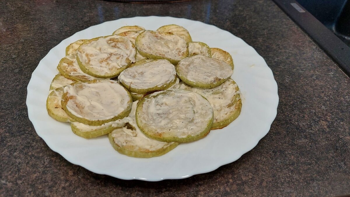 Кабачки в духовке — вкуснее не пробовала. Бабушка поделилась рецептом.  Теперь готовлю только так | Наталья Сташкина - личный блог | Дзен