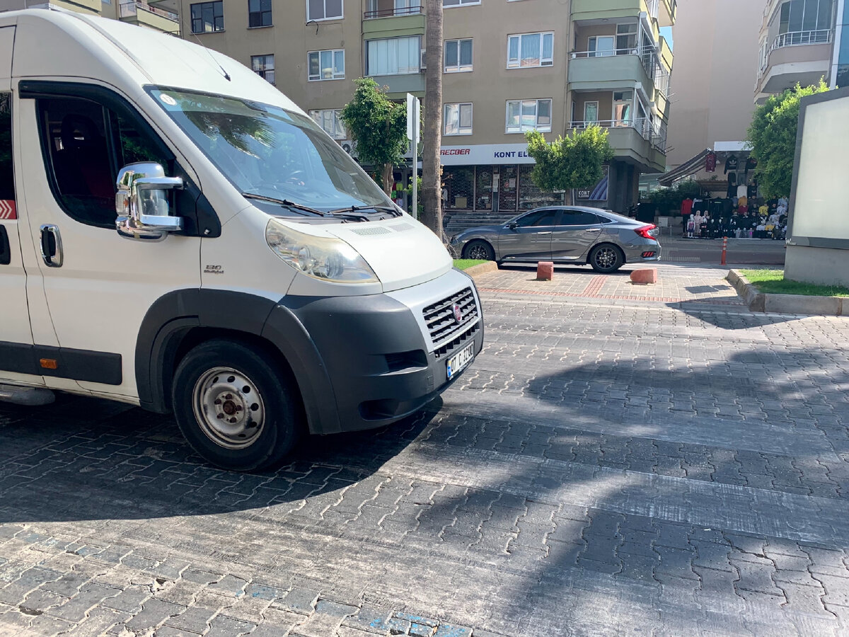 Пешеходный переход, но пропускать меня не собираются