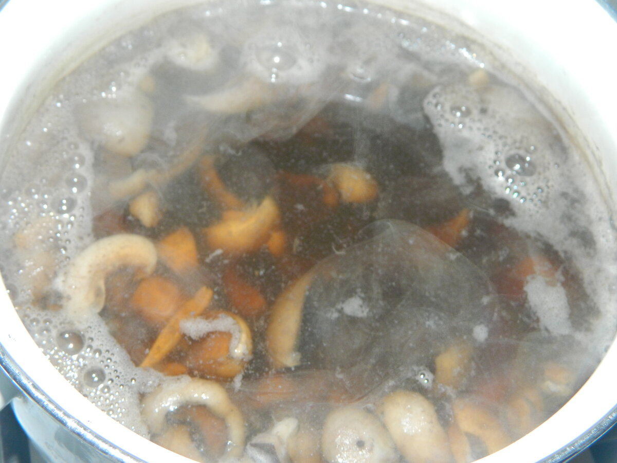 Грибы уже сварились.