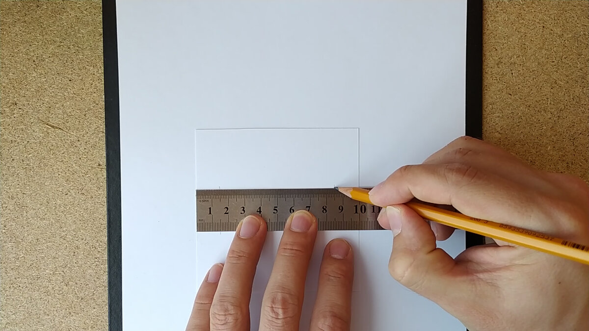 Размечаем квадрат со сторонами по 7 сантиметров. Для этого от каждого края отступаем на 1.5 см