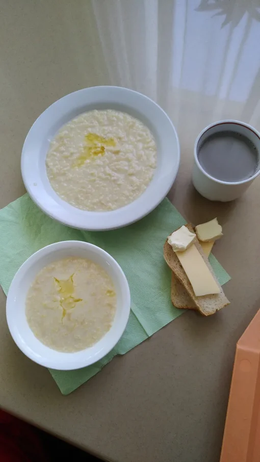 Завтрак из санатория: каша пшенная молочная с яблоками, чай с молоком, хлеб, масло, сыр.