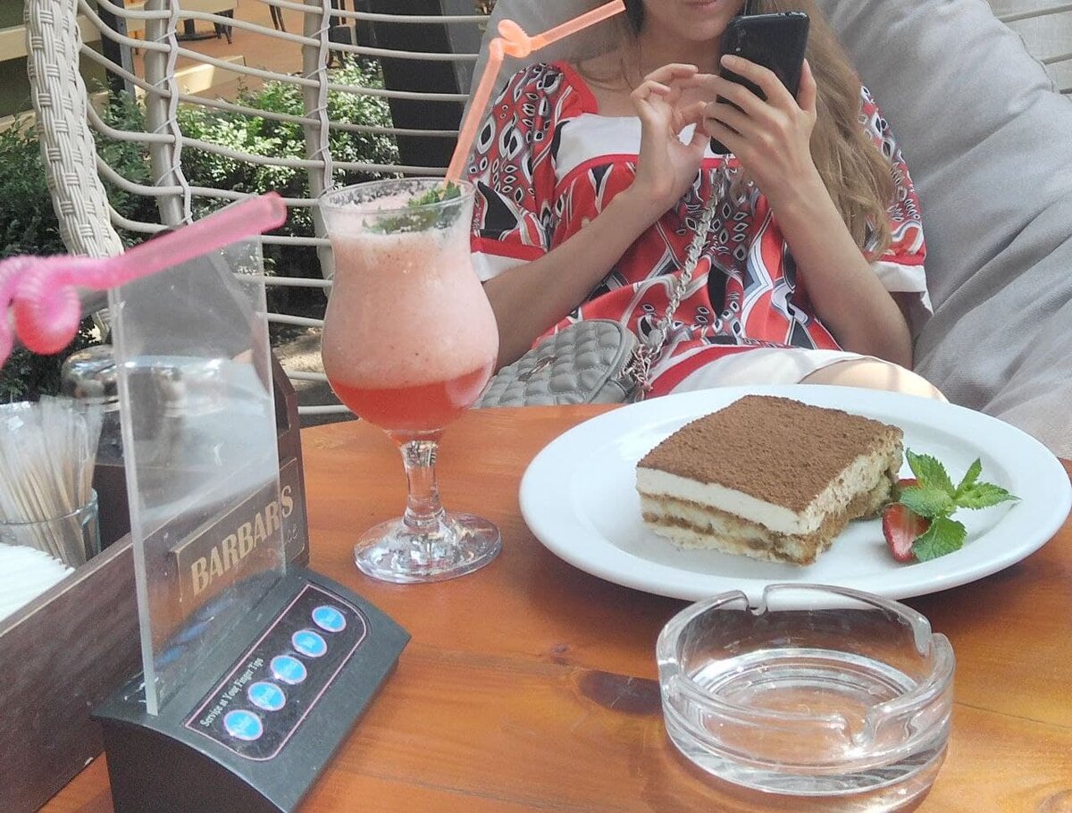 Многие со смартфоном даже за столом расстаться не могут!