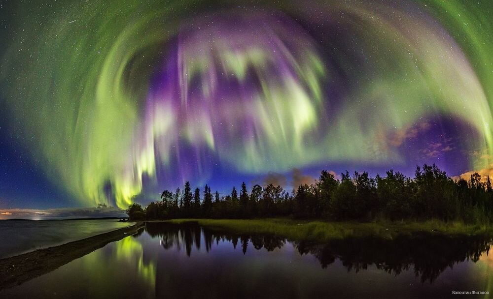 Северное сияние над озером Имандра. Мурманская область. Сентябрь. Фото В.Жиганов.