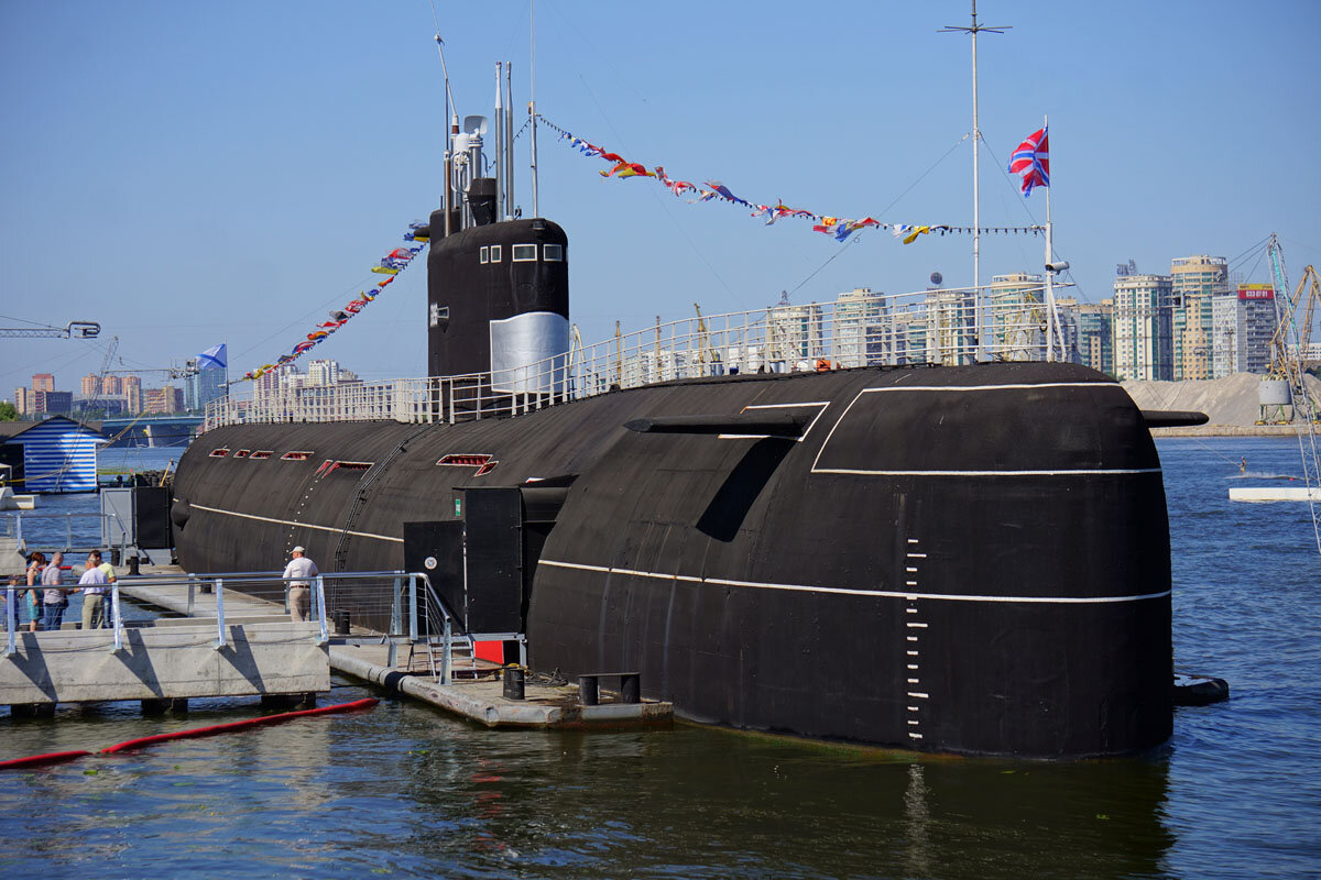 Если Ваш ребенок мечтает о карьере моряка, Вам точно нужно посетить Музей ВМФ в Тушино. У причала пришвартована дизельная подводная лодка, в которую могут попасть все желающие