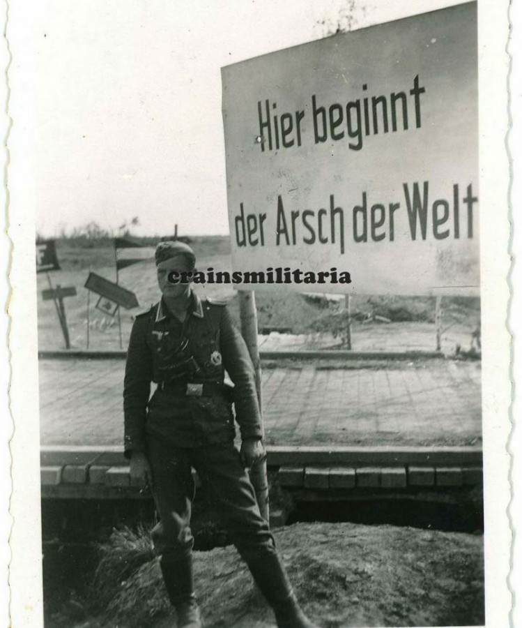 Ну как рядом с ним не сфотографироваться?