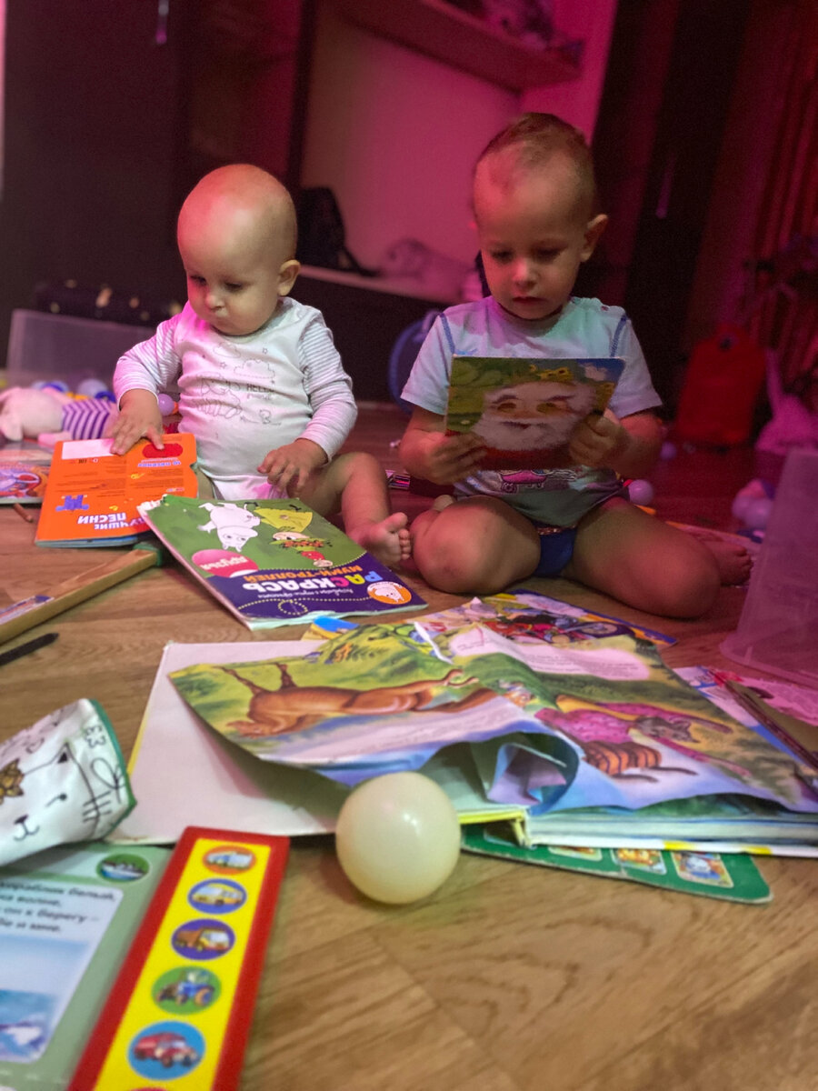 Каково быть мамой двух мальчишек, а каково быть мамой погодок...

Сколько же у меня вопросов в голове, а справлюсь ли я? А что мне делать... Платон стал не управляемый, человек познает мир, ему все интересно и это конечно хорошо, но моих сил не хватает чтобы ловить его с подоконника, или когда он со стола пытается прыгнуть... закрывается в шкафу, отбирает ложку когда кушает чтобы кушать самому, но самое страшное это когда ему не даёшь что-то сделать это такииие психи - просто мама не горюй, он бьется головой запрокидывает голову😬 иногда правда страшно становится и хочется залезть в угол поплакать пожалеть себя, какая же я бедная и прочее.... честно признаюсь меня поднакрыло несколько недель назад у меня просто не хватало нервов, я просто заходила в ванну и у меня уже у самой была мысль побиться головой об стену... а потом я отпустила все, ну и фиг с ними с этими грязными полами на которые только что пролили тарелку супа или размазали печенье, фиг с этой стиркой и глажкой, хочет он залезть на стол посидеть ды и пускай я постою около него, дела подождут они всегда будут дела. 
 
Ну а на вопрос справлюсь ли я с двумя...- А у меня есть выбор? Нет конечно, будут значит сидеть оба на столе, на дереве, в луже ну и ладно, они мои сыновья я их мама, ну если он не залезет в лужу откуда он узнаёт что это лужа 😉
