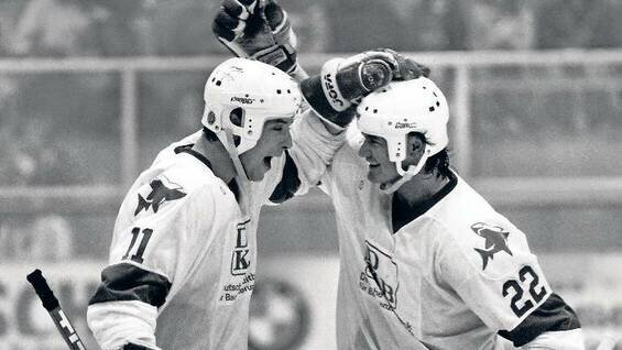 Форварды "Кёльна" Мирослав Сикора (№11) и Петер Шиллер (№22). Взято из открытого источника Яндекс.Картинки