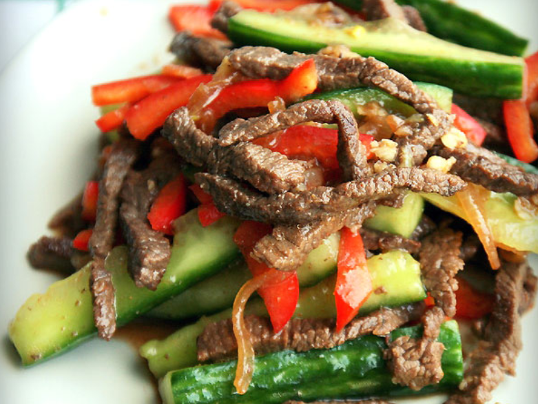 Корейские салаты. Салат с говядиной и корейской морковью и огурцом. Уши по-корейски в домашних условиях с соевым соусом. Ве-ча корейский салат. Салат ве ча.