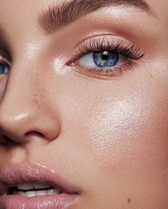 Представительницам летней палитры замечательно подойдут мягкие оттенки, губная помада с примесью голубоватого цвета, тени для век фиолетового или сиреневого оттенка.