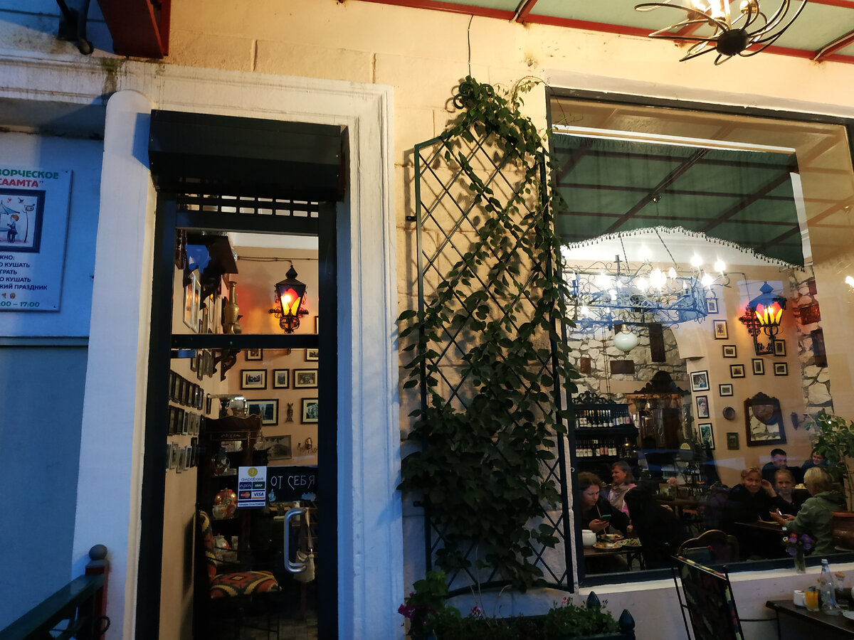 Вход в кафе