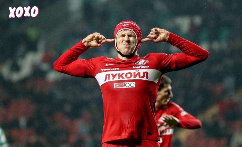 Соболев: "Игра в шлеме? Не отвлекался. Врачи сказали, что надо надеть шлем, потому что голову зашивали". Да, очевидно зашили не до конца 