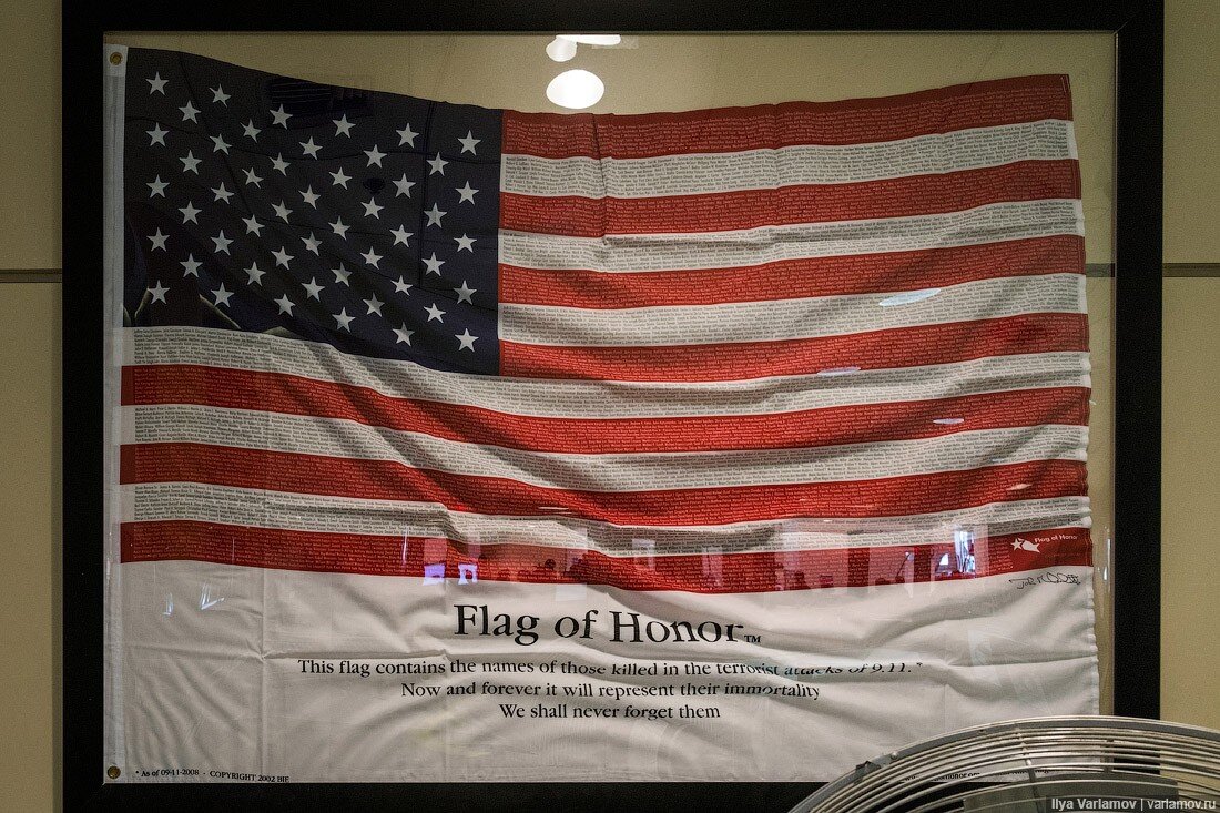 Как вешаются флаги. Американский флаг вверх ногами. На что повесить флаг на стену. Красиво повесить флаг на стену. Как повесить флаг США.