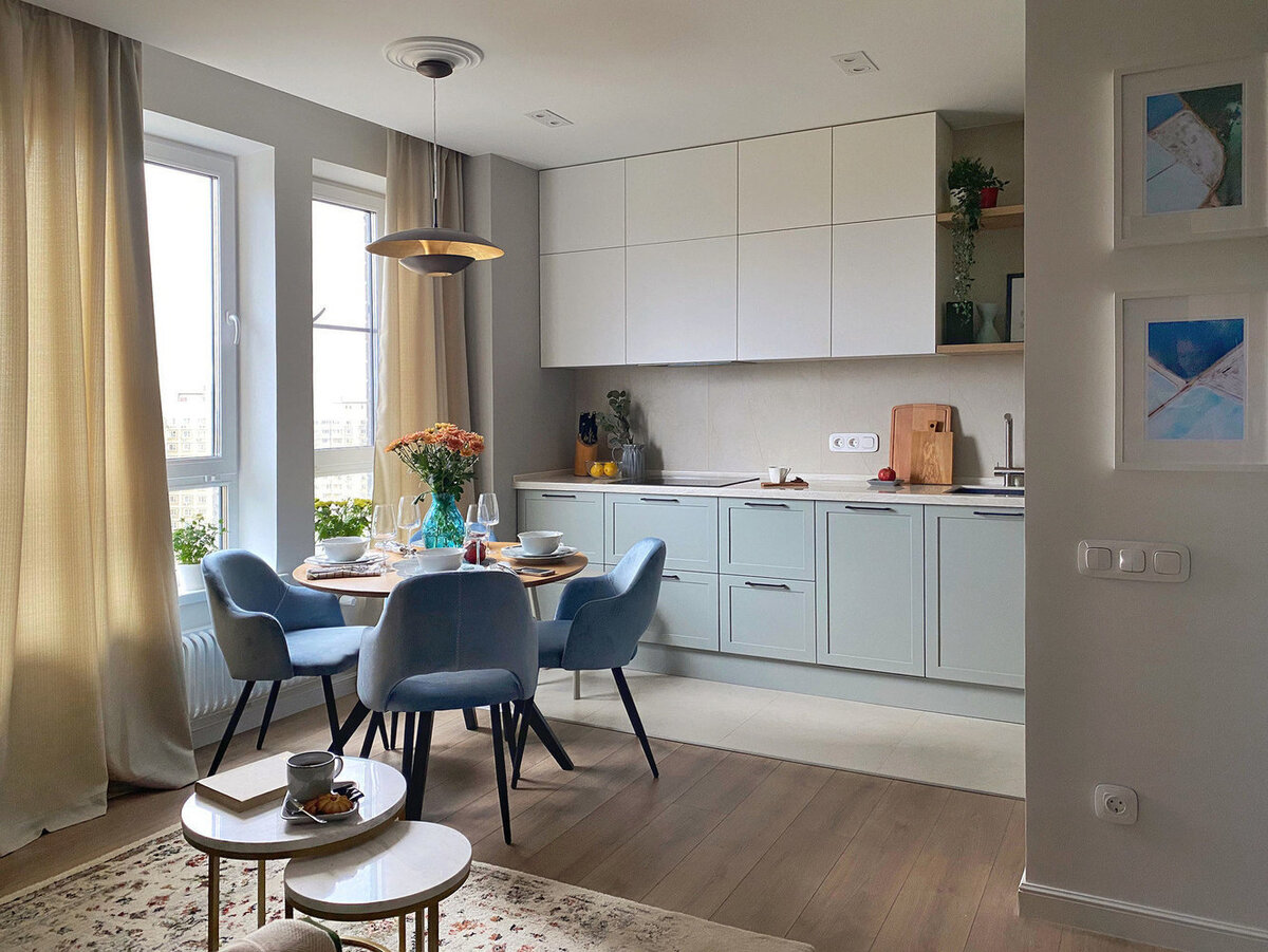 Столовую группу расположили на границе функциональных зон. Чёрные ножки стола и стульев добавляют интерьеру графичности. Проект дизайн-студии ONE LINE.