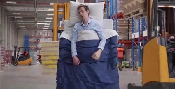 Вот до чего работа доводит! Срочно нужно растворимого зелья хлебнуть.