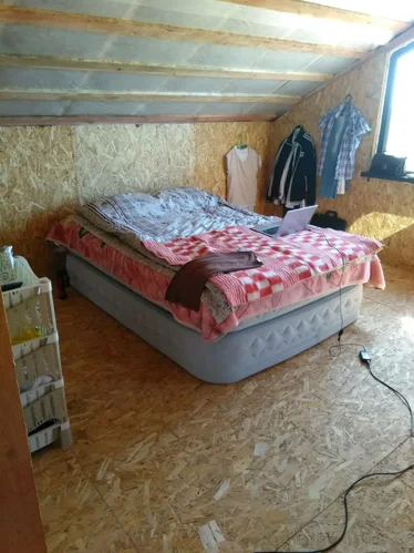 Спальное место расположили на 2 этаже в комнате с выходом на балкон. Кровать надувную мне муж подарил на день рождения, он предвидел, что нам кровать будет в отпуске необходима.