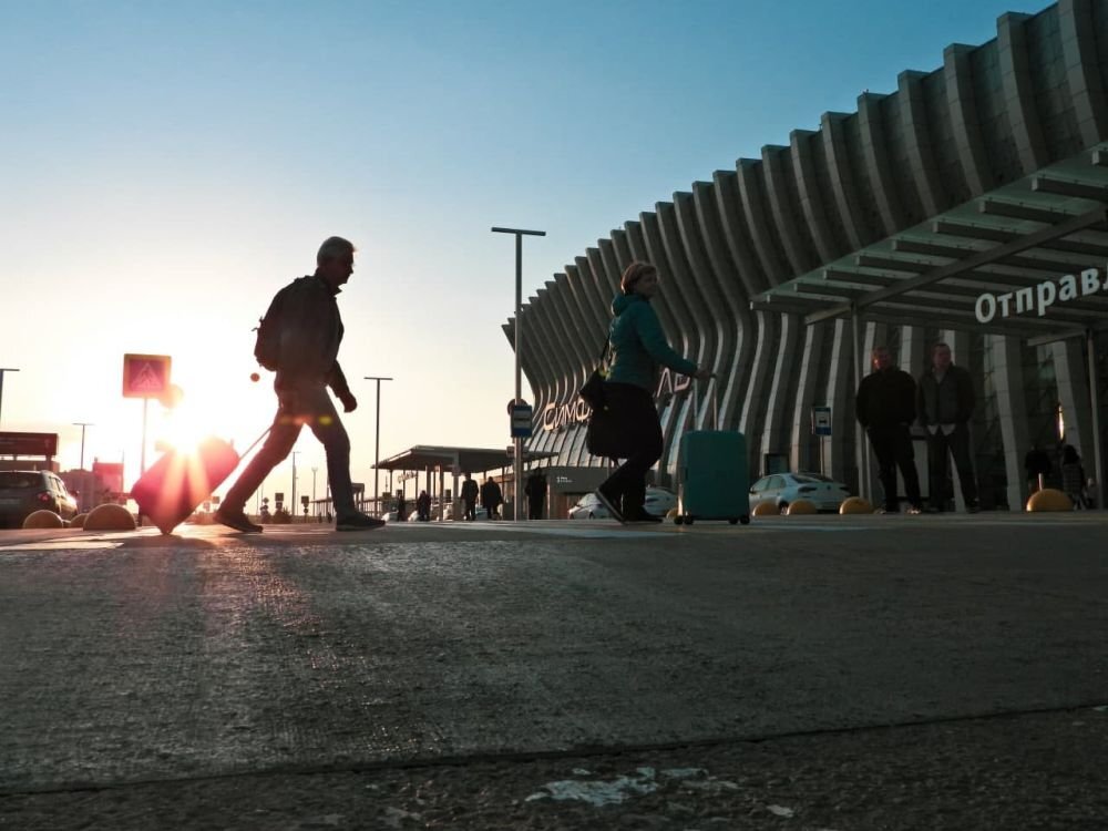 Аэропорт "Иван Айвазовский", вход в терминал. Источник: севлайф.ру