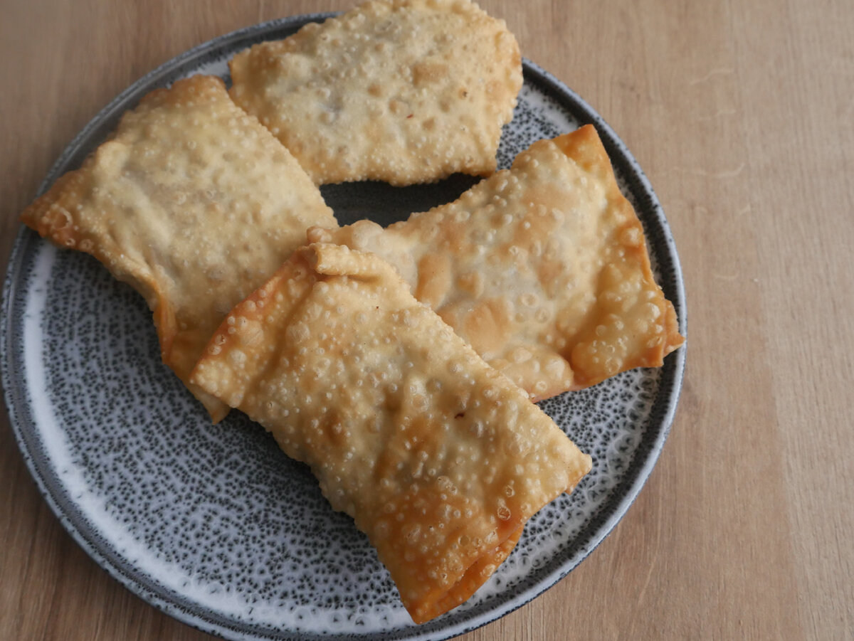 хрустящее тесто для чебуреков. чебуреки с пузырьками. тесто для чебуреков. тесто для чебуреков пузырчатое. тесто на чебуреки с пузырьками хрустящее.