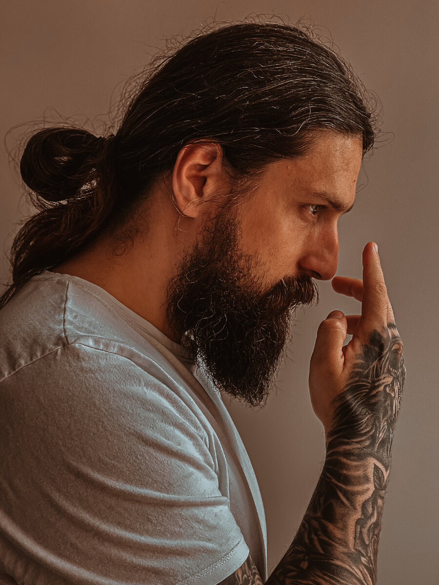 

У вас не складывается такое впечатление, что все имеет свойство повторяться, если даже не совсем часто, но уж ТОЧНО через некое количество лет…
⠀
Иногда складывается такое ощущение, что эта какой-то хитрый замысел, а мы в нем «подопытные мыши», которые вечно крутят - это Чёртово колесо. А когда приходит момент, и мы не в силах больше им управлять… и мы исчезаем! Исчезаем, чтобы переродиться вновь и снова крутить это Чёртово колесо под красивым названием жизнь…
⠀
Я не зря затронул эту тему, ведь я, впрочем как и вы, наверное, замечали, что все циклично. Если с модой и трендами, музыкой и кино ещё пол беды, хотя и там есть много недосказанных моментов, которые спустя время все больше становясь явью, переходя из пленки в нашу с вами реальность, так вот с войнами тут все ещё более ярко выражено…
⠀
Кстати, недавно наткнулся на один из любимых с детства мультсериал «Утиные истории», там была серия про уткоробота, который ездил на точно таком же моно колесе, на котором сейчас ездят многие из нас.
⠀
Совпадение… Не думаю! Таких мелочей много… Из таких мелочей, как по мне, складывается истина и здравый смысл…
⠀
Не удивлюсь, что через пару десятков лет найдётся какой-нибудь профессор Эмметт Браун со своей машиной времени, и мы будем также путешествовать во времени и наблюдать за самим собой как в фильме «Назад в будущее». А почему бы и нет? Все возможно!
⠀
Чёт немного увлёкся… Упс 🙊
⠀
Кто-то может спорить со мной, но суть моего поста проста - я хочу попытаться донести одну простую вещь до тех людей, которые ценят своё время и жизнь.
⠀
Если вы сейчас вдруг находитесь в тупиковой, казалось бы, безвыходной ситуации, знайте - выход есть, и решения тоже, достаточно лишь осмотреться по сторонам, и вы найдёте все ответы на свои вопросы. Все уже давным давно кем-то найдено, изобретено и даны ответы. Просто не все об этом знают, видят, либо не хотят видеть и слышать, создавая трудности на своём пути… Хотя, главным здесь, наверное, является отрицательная частица - «НЕ».
⠀
 ⁃ НЕ хочу
 ⁃ НЕ буду
 ⁃ НЕ могу и тд.
⠀
В общем, все ответы вокруг вас, просто начните снимать свои «розовые очки».