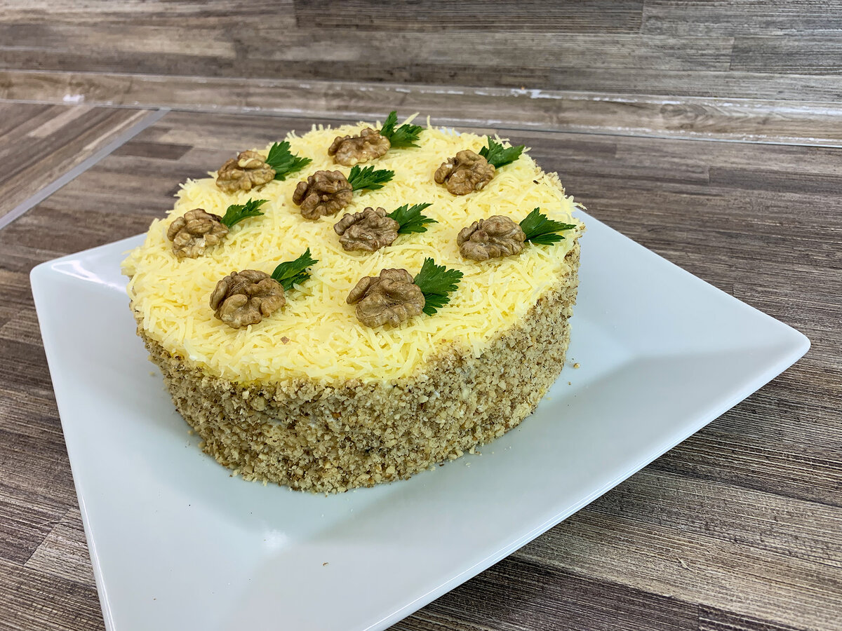Салат слоеный из ананасов с курицей и грибами