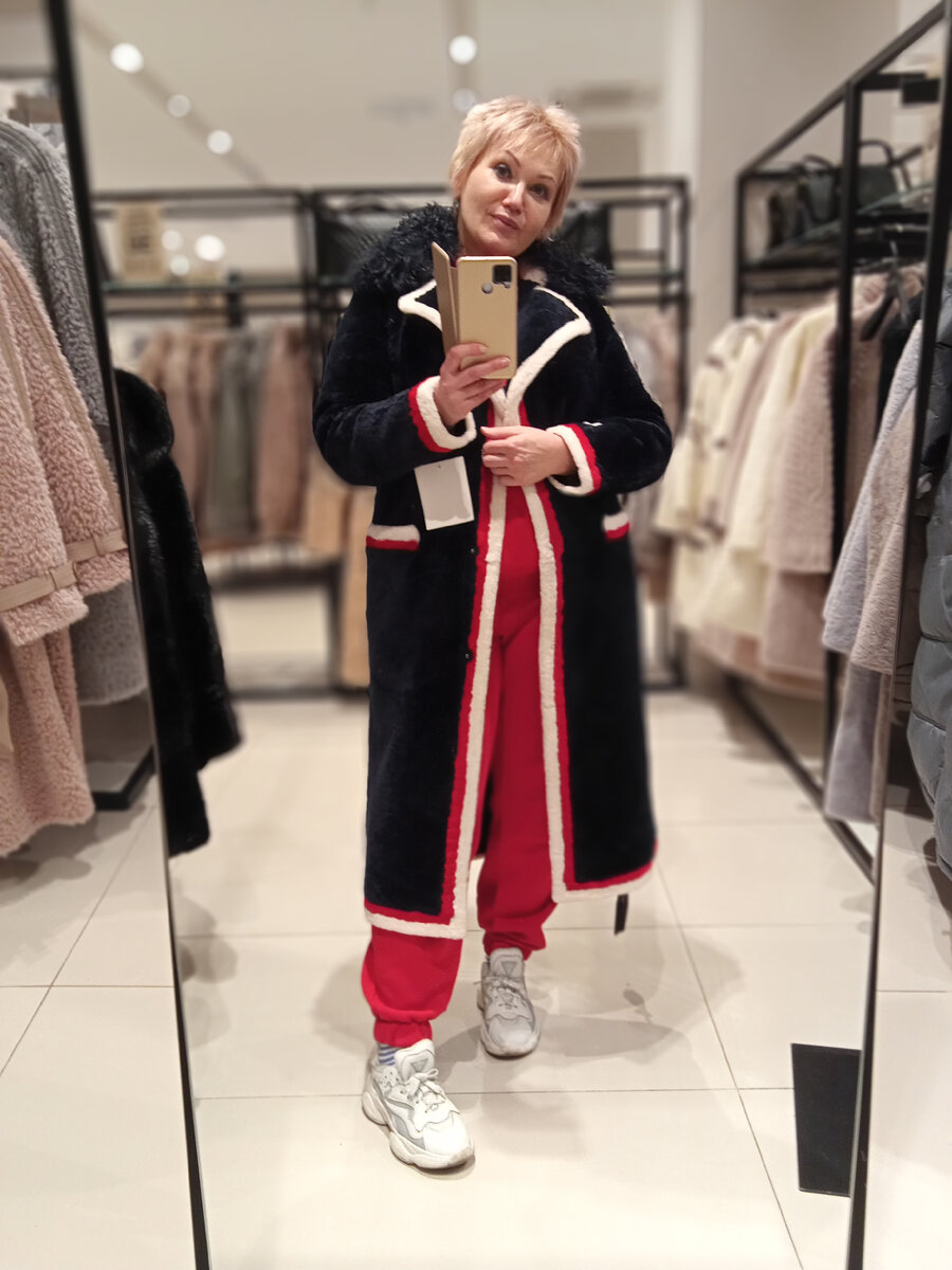 Шуба из овчины с воротником из ламы. 35 000