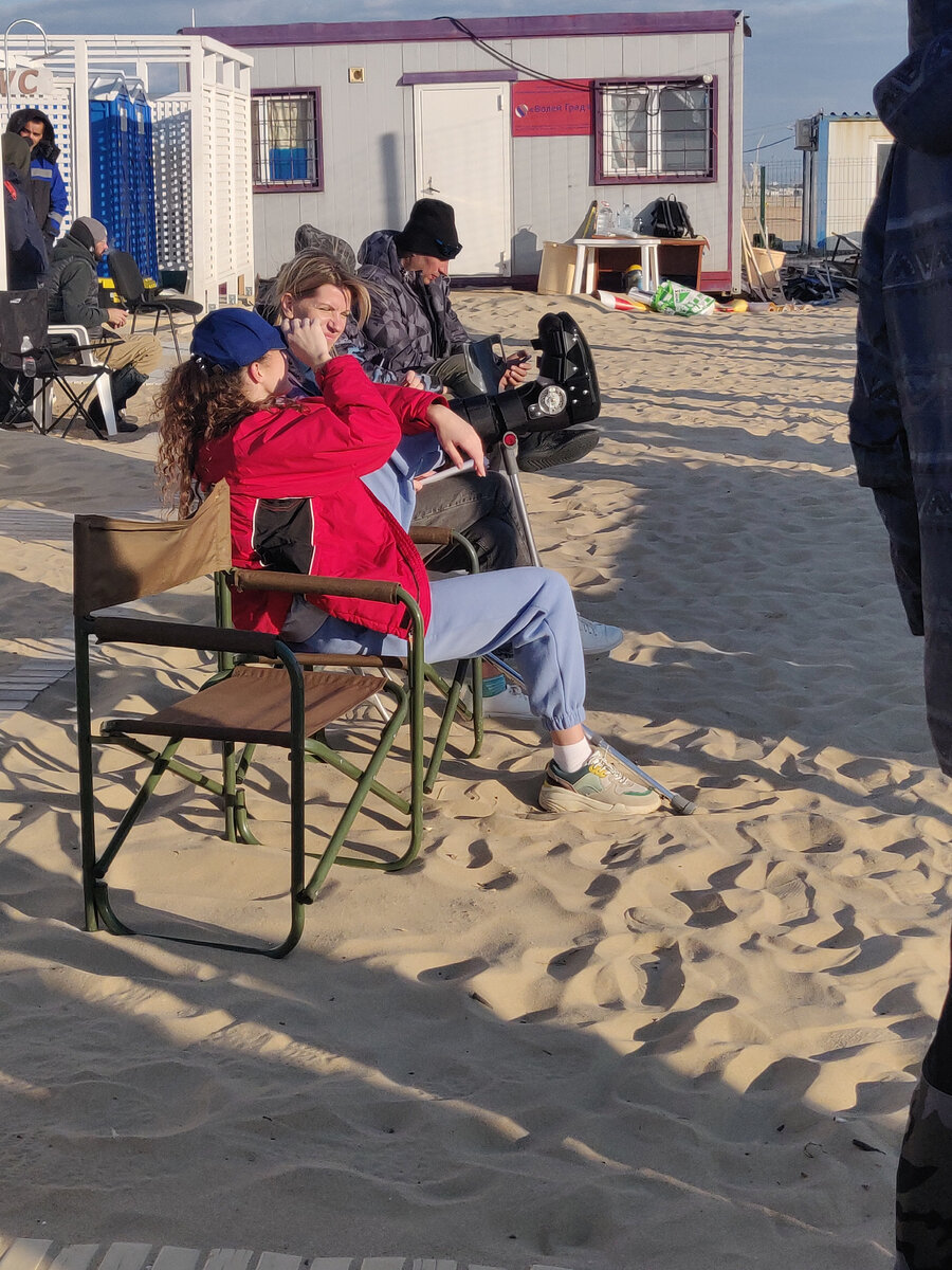 У актрисы Ангелины Поплавской что-то случилось с ногой, поэтому рядом была ее дублёр