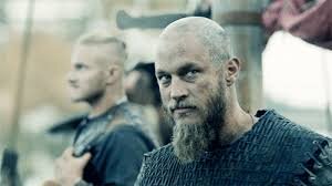 Рагнара Лодброка сыграл Трэвис Фиммел. Он так хорош, это разве законно? Как я читала из его интервью, он очень сильно вжился в роль, что после завершения своей актерской деятельности в этой картине, еще долго не мог найти подходящую роль. Он сыграл в фильме Воспитанный волкам (сериал так себе если честно), но он теперь вошел в историю, как Рагнар из сериала Викинги.