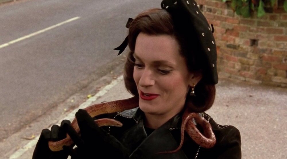 Бабушка рассказывала юному сироте Люку о ведьмах, которые притворяются пожилыми женщинами. И вскоре мальчику пришлось столкнуться с ними прямо в гостинице на морском побережье. Одна из колдуний превратила Люка в мышонка, и он твёрдо решил уничтожить всех злодеек.
Фильм очень точно передаёт содержание оригинальной детской книжки Роальда Даля. Только авторы экранизации зачем‑то решили добавить в сюжет хеппи‑энд.