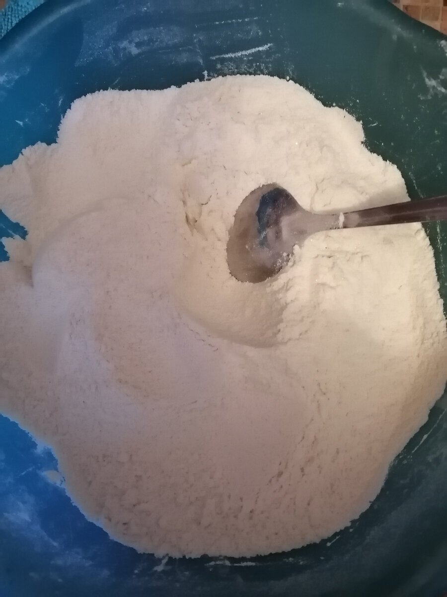 Смешиваем сухие ингредиенты ( данный тортик я делала большим, то есть все ингредиенты умножала на 2)