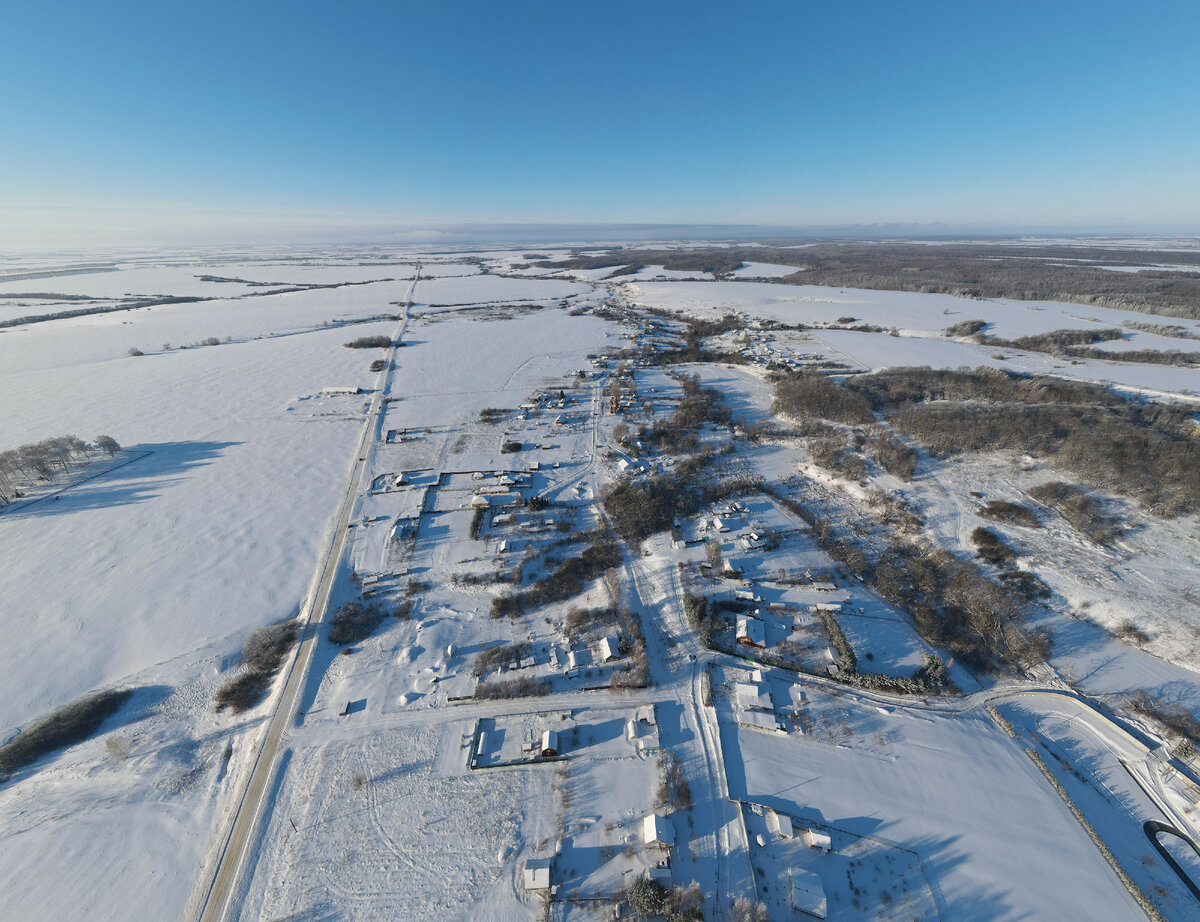 Справа трасса, слева леса