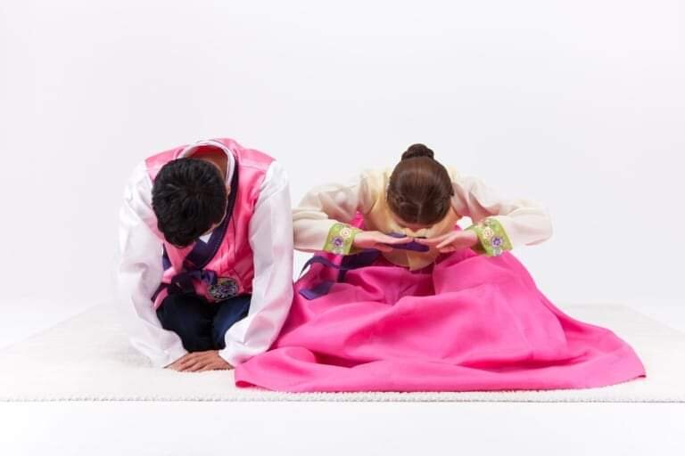 Традиционный поклон старшим родственникам