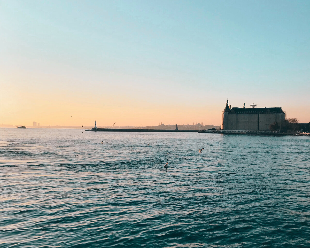 Закатный вид на вокзал Хайдарпаша