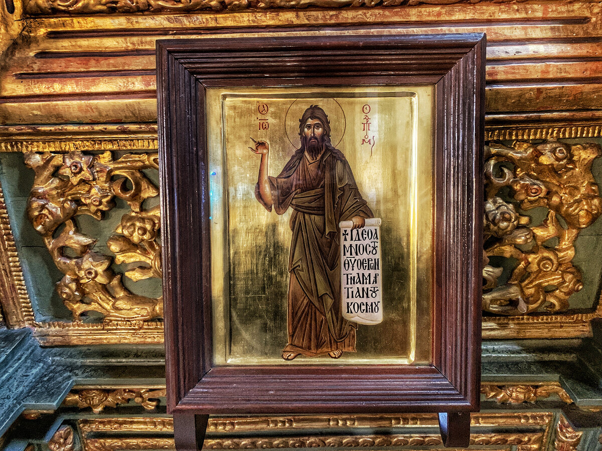 Η Κωνσταντινούπολη είναι μια μουσουλμανική πόλη, αλλά εδώ βρίσκεται το παγκόσμιο πνευματικό κέντρο της Ορθοδοξίας.  Στη συνοικία Φενέρ, σε έναν δυσδιάκριτο δρόμο βρίσκεται ο κύριος καθεδρικός ναός του Οικουμενικού Πατριαρχείου - η Εκκλησία του Αγ.-5-2