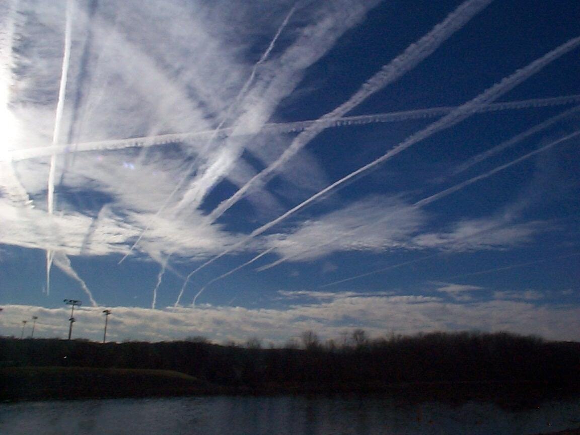 Chemtrails over the country club. Химтрейлы над Россией 2020. Самолет распыляет химтрейлы. Химтрейлы Лондон. Юрий лир - химиотрассы.