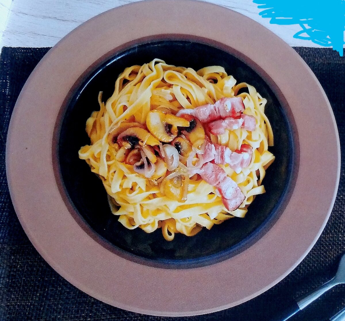 Сливочная паста с копчёной грудинкой и шампиньонами.