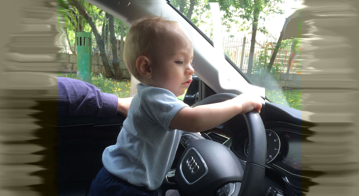 Младшая сестра ждёт старшую из садика в той самой Audi. Фото из личного архива.