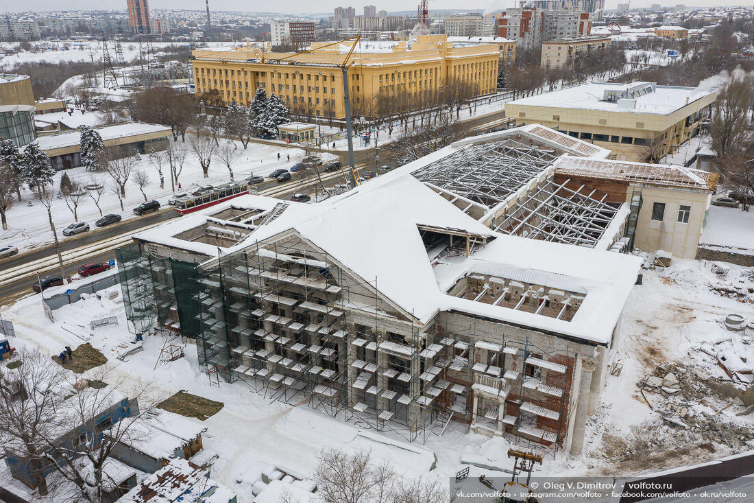 Фасад «Победы» в строительных лесах