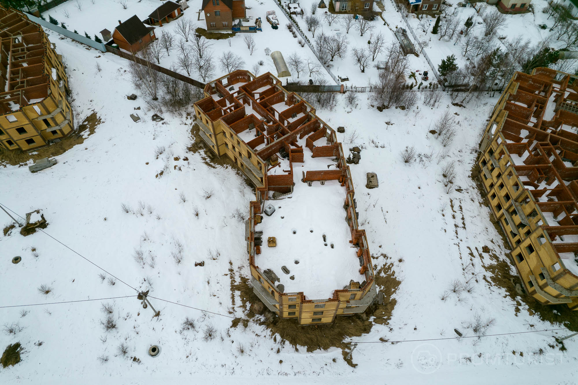 Нашёл целый городок заброшенных домов. Судя по всему в строительстве аферист на аферисте ??‍♂️?4
