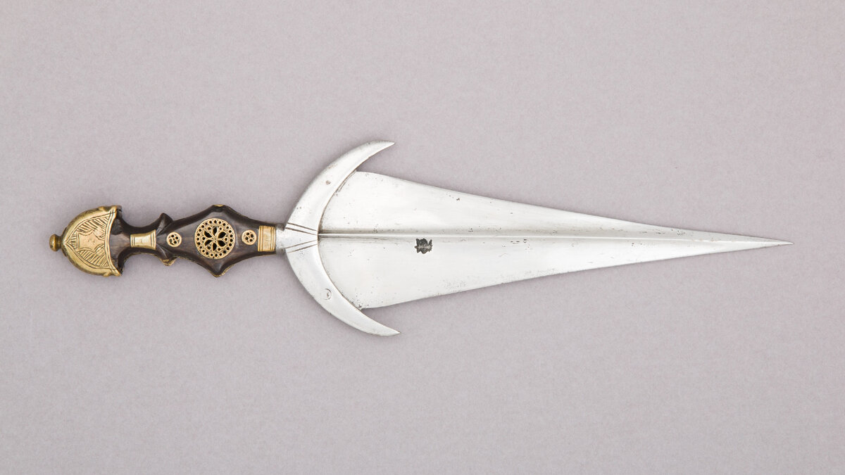 Полная длина этого экземпляра из музея Метрополитен (Нью-Йорк) всего лишь 30.3 см. Весит он 200 граммов, датировка - ок. 1500 г. Источник: metmuseum.org