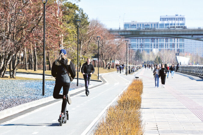 
В мэрии Новосибирска владельцам электросамокатов, выдаваемых на прокат, пригрозили изымать эти транспортные средства, если владельцы сервисов не начнут выполнять все установленные городскими властями правила. Кикшеринг самокатов расцвёл в городе, можно сказать, с первыми лучами весеннего солнца. Как только тротуары освободились ото льда и снега, появились и эти городские «вестники» весны.
С 2021 года краткосрочную аренду электросамокатов в Новосибирске развернули две фирмы: Whoosh и Urent. И как доложил на совещании в мэрии города исполняющий обязанности начальника департамента инвестиций, потребительского рынка, инноваций и предпринимательства мэрии Денис Колмаков, с этими компаниями были заключены соглашения об организации их деятельности.