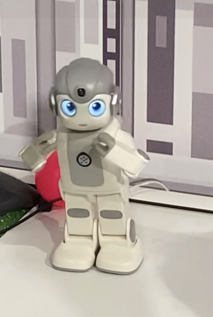 Помощник китайских воспитателей и учителей. Фото автора.