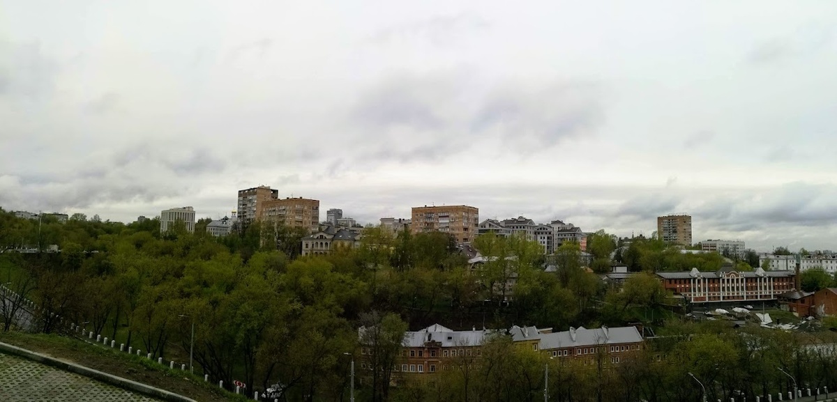 Хочется пройтись в одной футболке, полюбоваться цветением майских садов и просто голубым солнечным небом, а не мрачными тучами...