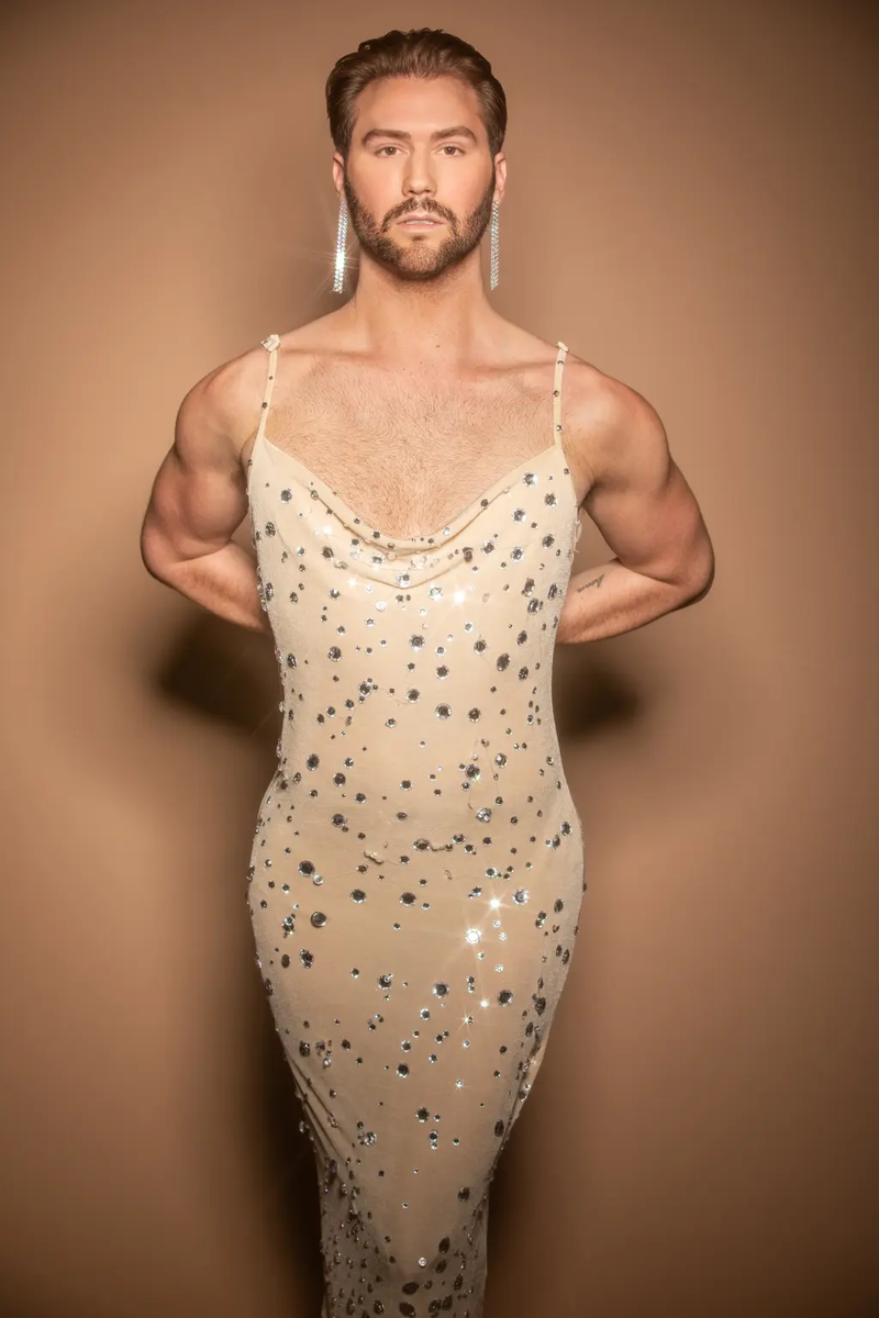 Кори О'Брайен превратил платье Forever 21 за 12 долларов в поразительную копию платья Ким Кардашьян для Met Gala