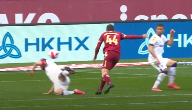 Мяч попал в подмышку игрока Уфы, но судья поставил пенальти.
