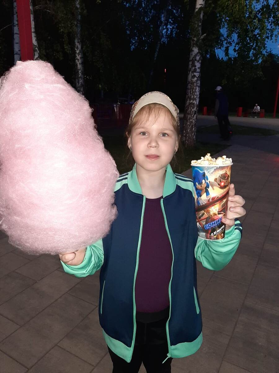 Дочка у крёстной, гуляют.